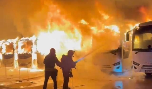 Kartepe'de servis otoparkında yangın: Araçlar alev alev yandı...