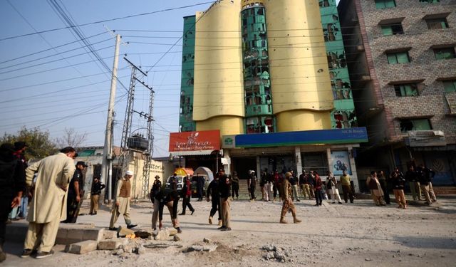 Pakistan'da kız okuluna bombalı saldırı düzenlendi