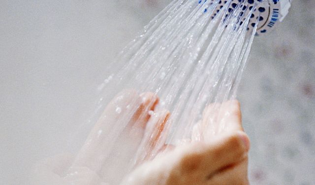 Yaz sıcağında soğuk duş almak kalp sağlığını bozabilir