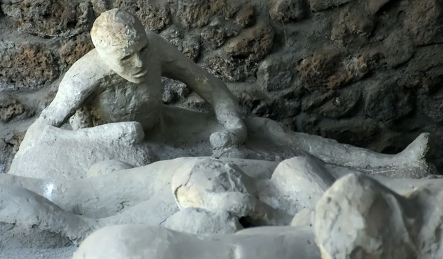 Pompeii'deki taşlaşmış bedenlerin sırları! Gerçek göründüğünden çok farklı...