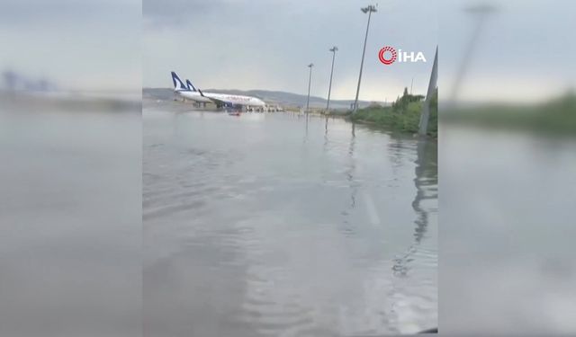 Ankara'da sağanak sonrası Esenboğa Havalimanı göle döndü