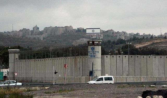 İsrail hapishanesindeki idari tutuklu bir Filistinli hayatını kaybetti