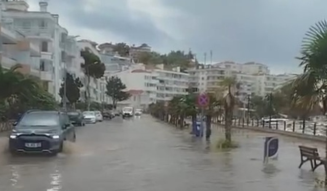 Mudanya'da sağanak sahil yolunu göle çevirdi