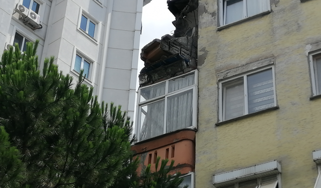 Kartal'da 4 katlı binanın balkonu çöktü: 'Yıkılacağını düşündüğü için yazlığında yaşıyor'