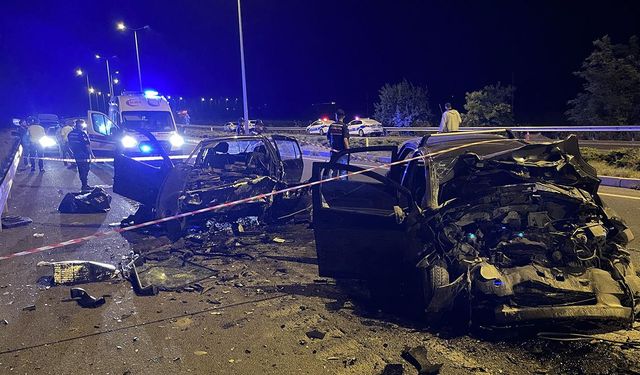İki otomobil çarpıştı: 2 kişi öldü, 4 kişi yaralandı