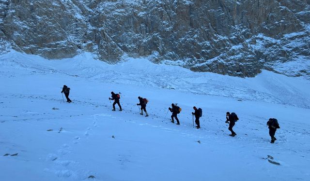 Belaruslu dağcı ikiz kız kardeşleri arama çalışmaları 2'nci gününde