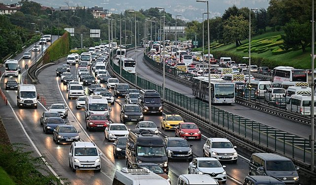 İstanbul'da trafik bitmiyor! Yoğunluk yüzde 78'e ulaştı