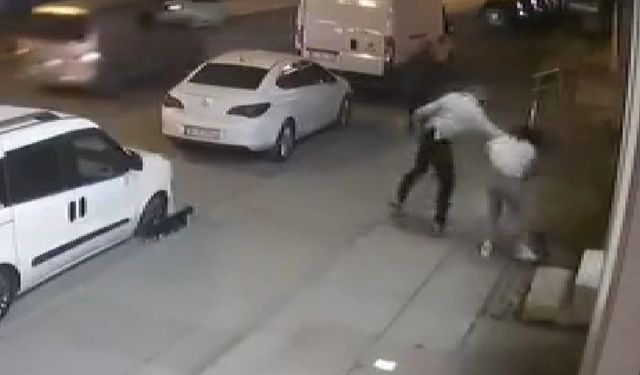 İstanbul'da sokak ortasında kadına yumruklu saldırı!