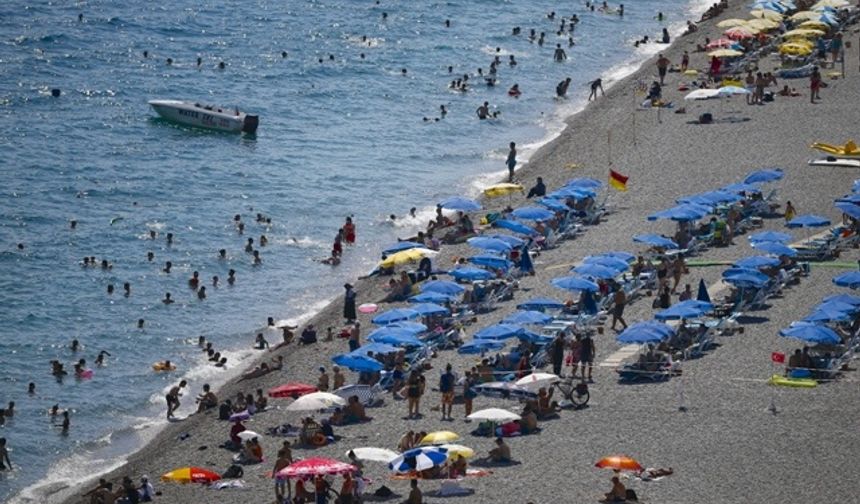 Antalya&#039;da Kurban Bayramı tatilini sürdürenler sahillerde yoğunluk oluşturdu. Bayram tatili için kente gelen yerli turistler, dünyaca ünlü Konyaaltı ve Lara sahillerinde güneşlenip yüzdü.