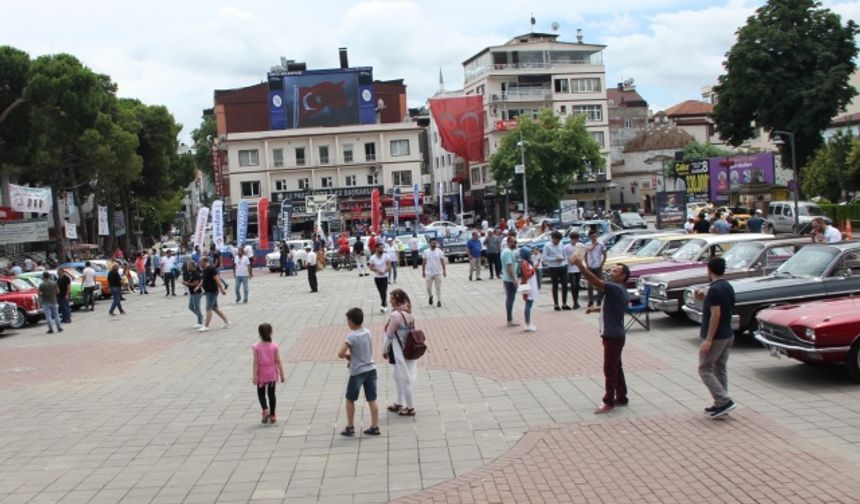 Ordu&#039;nun Ünye ilçesinde 3&#039;üncüsü düzenlenen Klasik Araba Festivali yoğun ilgi gördü.