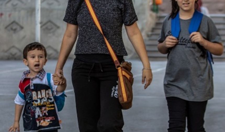 Yaz tatilinin ardından yaklaşık 18 milyon öğrenci ve 1 milyonu aşkın öğretmen, 2019-2020 yeni eğitim öğretim yılına bugün çalan ilk ders ziliyle başladı.