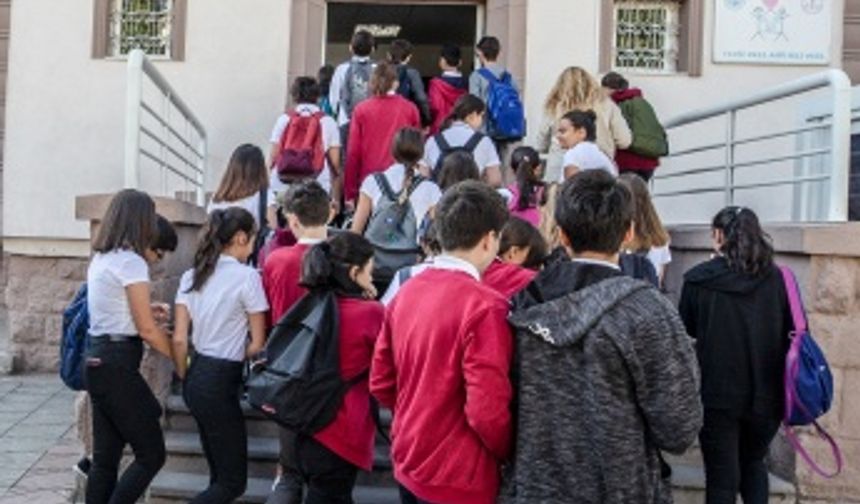 17 Ocak 2020’ye kadar devam edecek birinci dönemde 18-22 Kasım tarihleri arasında ara tatil yapılacak.