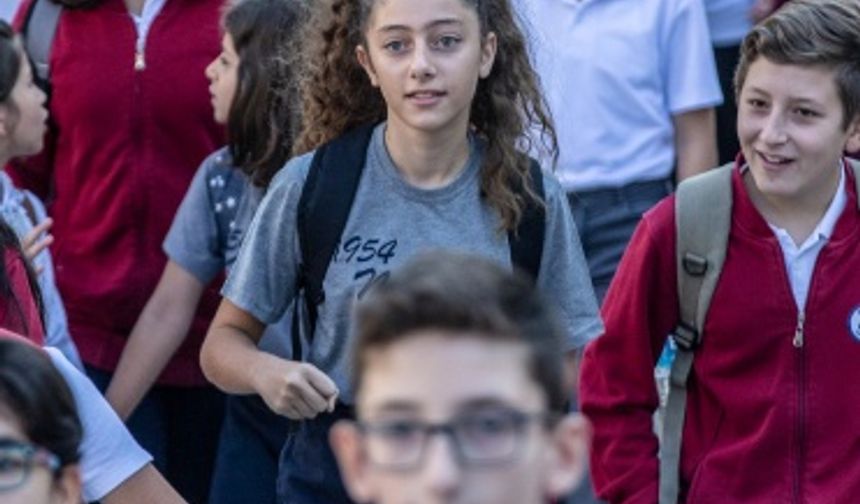 3 aylık tatil döneminin ardından 2019-2020 eğitim ve öğretim yılı başladı. İlk derslerine yetişmek için evlerinden çıkan öğrenciler, ailelerinin denetiminde okul servislerine bindi.