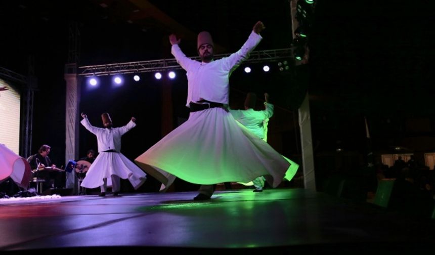 Yurdakul, Sufi müziği dinletisi ve sema töreni öncesi yaptığı konuşmasında, 800 yılı aşkın tarihi olan sema töreni ve sufi müziğinin sadece göze ve kulağa hitap etmediğini, aynı zamanda tasavvuftaki aşk kavramını anlattığını söyledi.