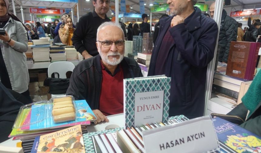 Bağlarbaşı Kongre ve Kültür Merkezi&#039;nde &quot;Üsküdar&#039;da Yer Gök Kitap&quot; temasıyla düzenlenen fuarın imza salonlarında, Ali Ural, Kaan Murat Yanık, İsmail Kara ve Doç. Dr. Emrah Safa Gürkan, okurları için eserlerini imzalayıp onlarla hatıra fotoğrafı çektirdi.