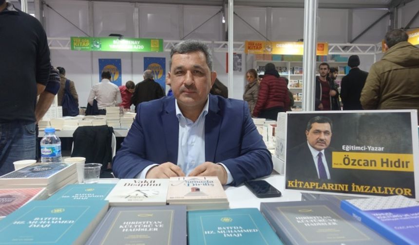 İSTANBUL (AA) - Üsküdar Belediyesi tarafından bu yıl 6&#039;ncısı düzenlenen Üsküdar Kitap Fuarı&#039;nda ünlü yazarlar, okurlarıyla bir araya gelerek kitaplarını imzaladı.