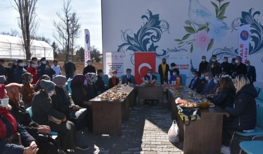 Huzur Köy&#039;ün örnek olacağına inandığını aktaran Bakan Soylu, &quot;İnşallah arkadaşlarımızın ortaya koyacağı gayretle hem anneler hem aileler hem de bu musibete musallat olan çocuklar kurtulacaktır. Ona inancım tam. Özellikle En İyi Narkotik Polisi: Anne Projesi&#039;nin hemen hemen tüm vilayetlerimizde arkadaşlarımız tarafından sahiplenmesi beni ayrıca çok mutlu ediyor. Veliler tarafından ve anneler tarafından sahiplenmesi de bizi ayrıca mutlu ediyor.&quot; ifadelerini kullandı.