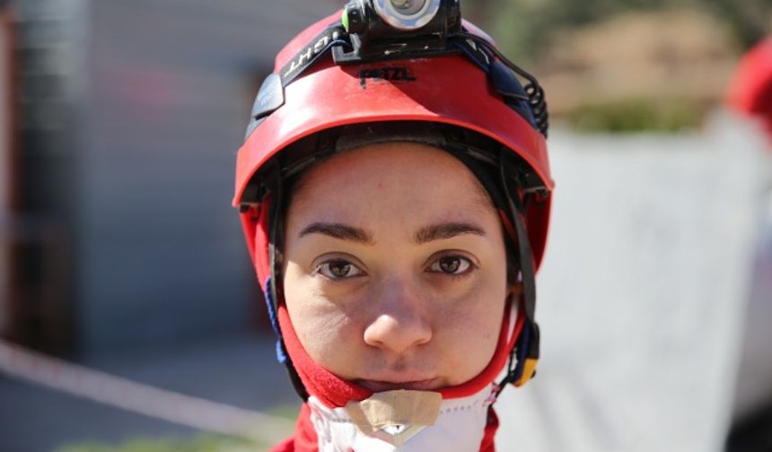 &quot;Kadınlara hayatın her alanında ihtiyaç var&quot;

Ersoy, &quot;İzmir depremi başta olmak üzere yangın, sel, doğada arama gibi birçok kurtarma çalışmalarında yer aldım. Bodrum ekibi olarak aktif çalıştık. Kadın eli değince her şey daha güzel oluyor. Bodrum&#039;da 35 kişilik kadın gönüllümüz var. Gönüllülerimizden de çok memnunuz. Daha çok katılım bekliyoruz. Kadınlara hayatın her alanında ihtiyaç var. Biz de AKUT Bodrum olarak kadınlardan daha fazla katılım bekliyoruz.&quot; diye konuştu.

AKUT&#039;ta 12 yıldan bu yana operasyonlara katılan eğitmen Adem Ceran da dernekte kadın ve erkek olmak üzere herkese yer olduğunu, kadınların da fiziksel kuvvetleri ölçüsünde çalışmalara katılıp destek verdiğini söyledi.

AKUT Bodrum gönüllüsü Çağrı Parlak ise detaylı eğitimler aldıklarını ve bu eğitimlerin kendileri için çok kıymetli olduğunu kaydetti.

Yaşanabilecek herhangi bir olumsuzluğa iyi müdahale edebilmenin iyi bir eğitimden geçtiğini anlatan Parlak, &quot;Bu eğitimler bizim için hem heyecan verici hem de yapabileceğimiz şeylerin ne kadar fazla olabildiğini de görüyoruz. Farklı şehirlerden arkadaşlarımızla bir araya geldiğimizde müthiş bir sinerji oluşuyor. Herkes bir amaç için vaktinden her şeyinden ödün veriyor. Eğitimleri alıp herhangi bir şey olduğunda alana koşabiliyor olmanın verdiği haz gerçekten başka bir şey.&quot; ifadelerini kullandı.