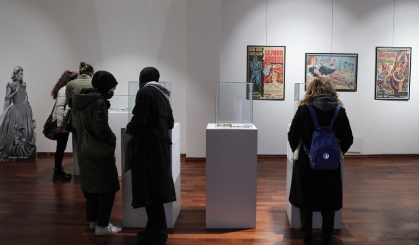 Marilyn Monroe&#039;den Belgin Doruk&#039;a, Red Kit&#039;ten Shrek&#039;e sinema tutkunlarının hayranı olduğu yıldızlardan bugüne kalan anılar, Türk koleksiyoner Şerif Antepli&#039;nin derlemesiyle 21&#039;inci yüzyıla taşınıyor.

İzmir&#039;de 1948 yılında dünyaya gelen Şerif Antepli&#039;nin küçük yaşlarda başlayan pul merakı, ilerleyen yıllarda sinema, futbol gibi alanların yanında topladığı minyatür şişe ve yüksüklerle koleksiyonerliğe dönüştü.