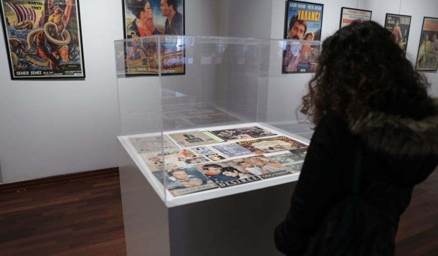 Türk ve dünya sinemasına ilişkin pulları biriktiren Antepli, zamanla beyaz perdeyi, popüler filmleri, ünlü aktör ve aktrisleri simgeleyen objeleri de satın almaya başladı.

Koleksiyon parçası bulmak için yurt dışı seyahatleri yapan, müzayedelere katılan, bit pazarlarını gezen Antepli, afişten kartpostala, oyuncaktan dondurma kağıdına kadar yüzlerce çeşit sinema objesini koleksiyonuna kattı.