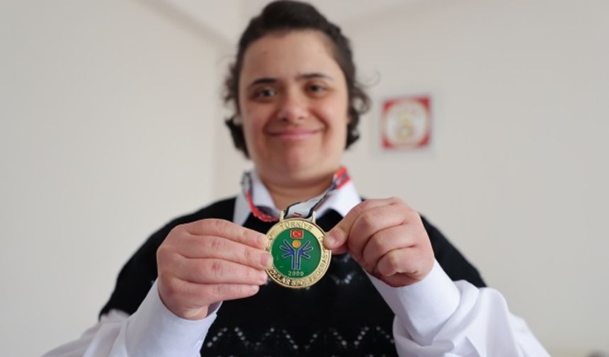 Atlet Gülendam Türkmen, AA muhabirine yaptığı açıklamada, Türkiye Özel Sporcular Spor Federasyonu tarafından düzenlenen yarışmalarda gülle atmada Türkiye dereceleri bulunduğunu ifade etti.

Türkmen, &quot;Kupalarım ve madalyalarım var. Antalya&#039;da birinci oldum. Sporu çok seviyorum ve spor yaparken çok mutlu oluyorum. &quot; diye konuştu.