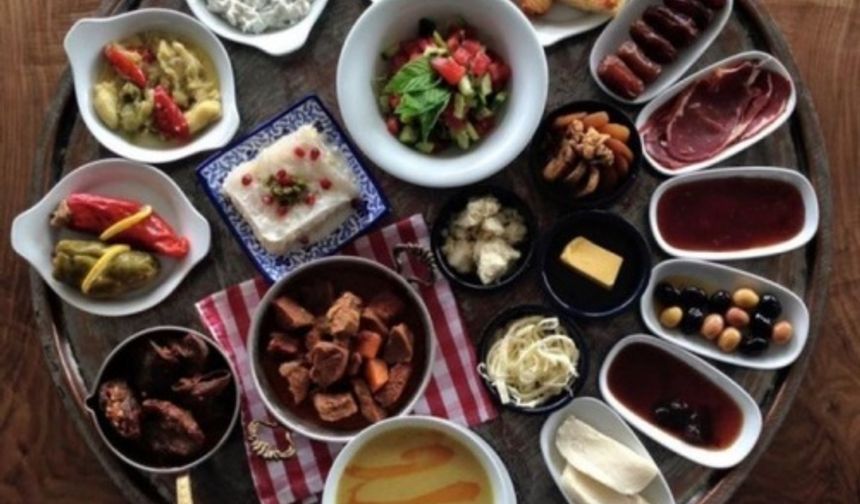 Dr. Özgönül, sağlıklı bir sindirim için çorbanın iftarda yemekten önce değil yemekten sonra içilmesi gerektiğini belirtti. Ramazan-ı Şerif ayının bedenimiz için ayrı bir önemi olduğunu kaydetti.