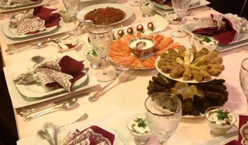 Fevzi Özgönül, Ramazan-ı Şerif ayında da sağlıklı olabilmek için ayrıca vücudumuzun ve sindirim sisteminin güçlenmesini sağlayabilmek için bazı kurallara uymamız gerektiğini belirterek bu kuralları şöyle sıraladı: