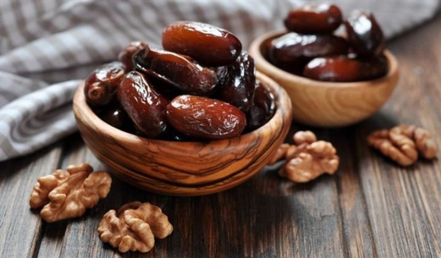 İdeal olan bir zeytin veya hurma, badem, fındık veya ceviz yanında bir parça peynir veya 1 kaşık yoğurt ile orucunuzu açın.