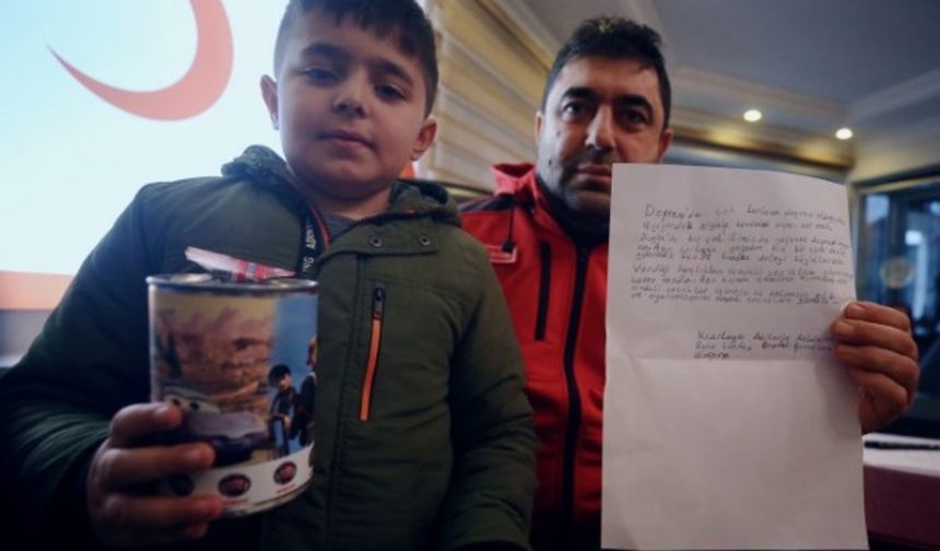 9 yaşındaki Alparslan harçlıklarını depremzede kardeşlerine bağışladı