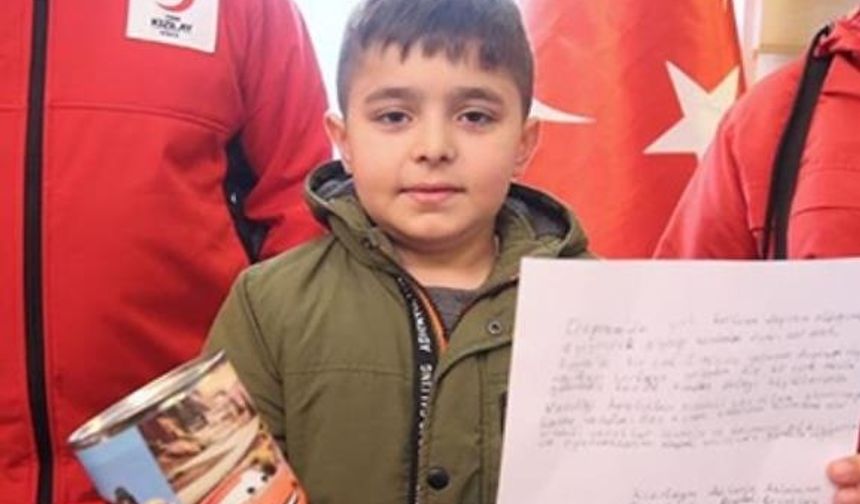 Depremzede arkadaşlarına yazdığı mektupla Kızılay çalışanlarını da duygulandıran Alparslan, mektubunda şu satırları kaleme aldı:

&quot;Ben Düzce&#039;de deprem olduğunda çok korktum. Deprem olduğunda uyuyorduk. Giyinip kendimizi dışarı zor attık. Birçok ilimizde yaşanan depremi duyunca aynı korkuyu yaşadım. Biz bir süre okula gidemedik. Ben de bundan dolayı büyüklerimin verdiği harçlıkları oradaki çocuklara göndermeye karar verdim. Ben burada çikolata almasam da olur. Oradaki çocuklar üşümesin, aç kalmasın. Elbiselerimi ve oyuncaklarımı da oradaki çocuklara göndereceğim. Kızılaycı abi ve ablalarım. Bunu lütfen oradaki çocuklara ulaştırın.&quot;

Alparslan Efe Demir, bağış yapmaktan dolayı mutlu olduğunu dile getirerek, &quot;Ben depremde çok korkmuştum. Oradaki arkadaşlarıma yardım etmek istedim.&quot; dedi.