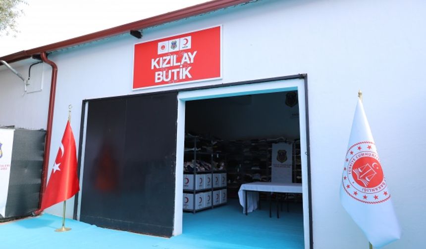 Kızılay Toplumsal Hizmetler Genel Müdürü Gazi Alataş, açılış töreninde yaptığı konuşmada, ihtiyaç sahiplerine destek olmak için açtıkları Kızılay Butiklerin, şehir merkezlerinde, öğrenciler için üniversitelerde, hastalar ile refakatçileri için hastanelerde bulunduğunu bildirdi.