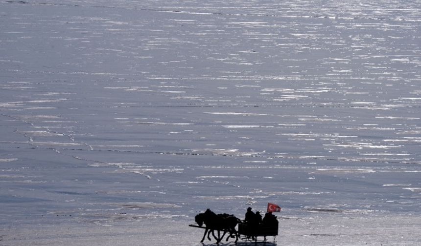 Yüzeyinin büyük bölümü donan Çıldır Gölü'nde ziyaretçiler atlı kızakla geziyor