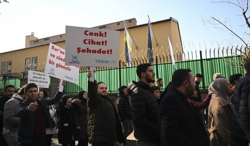 İslam&#039;ın barış ve kardeşlik dini olduğunu söyleyen Hacımustafaoğlu, &quot;İnsanları cehaletten aydınlığa çıkaran yüce kitabımıza dönük her saygısızlık, insanlık suçudur ve kutsal kitabımızın yakılmasına izin vermek tek kelimeyle alçaklıktır. Bu haçlı zihniyeti ile yüzyıllar önce de savaştık şimdi de savaşıyoruz.&quot; ifadesini kullandı.