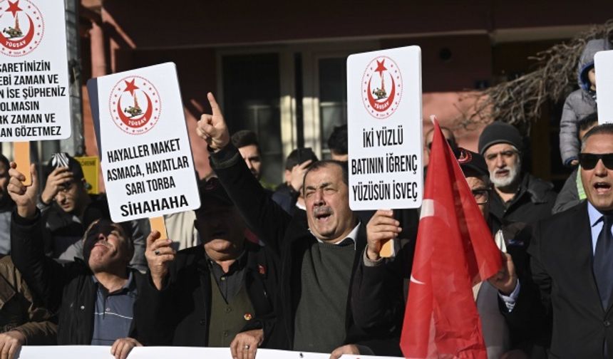 Bazı sivil toplum kuruluşlarının (STK) temsilcileri, İsveç&#039;te Türkiye&#039;nin Stockholm Büyükelçiliği önünde Kur&#039;an-ı Kerim yakılmasını protesto etti.

İsveç&#039;in Ankara Büyükelçiliği önünde toplanan bazı STK üyeleri &quot;Kur&#039;an sönmez ve söndürülemez bir güneştir&quot;, &quot;İki yüzlü Batı&#039;nın iğrenç yüzüsün İsveç&quot;, &quot;Zalimler için yaşasın cehennem&quot; yazılı dövizler taşıdı. Kalabalık, &quot;Müslüman uyuma, kitabına sahip çık&quot;, &quot;Alçak İsveç hesap verecek&quot;, &quot;Müslümana uzanan eller kırılsın&quot; sloganları attı.