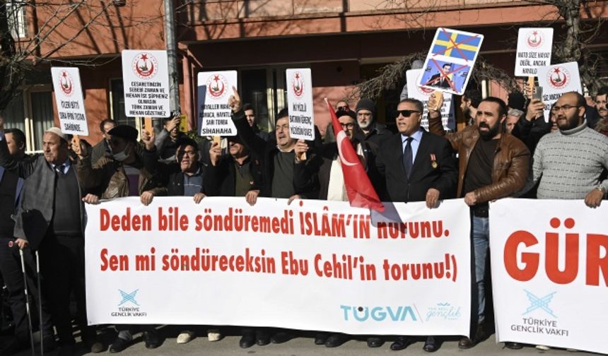 Eylemde, Stockholm Büyükelçiliği önündeki olayın protesto edilmesi için Kur&#039;an-ı Kerim de okundu.

Türkiye Gençlik Vakfı (TÜGVA) Ankara İl Temsilcisi Metehan Hacımustafaoğlu, burada yaptığı açıklamada, alçakça saldırının asla kabul edilemeyeceğini belirterek &quot;Hiç usanmadan ve utanmadan, mütemadiyen İslam&#039;ın kutsal değerlerine saldırmaktan çekinmeyen terörist sevici Batı dünyası ve destekçileri bilmelidir ki Türkiye&#039;de size asla geçit vermeyecek, dinine ve değerlerine kıyamete kadar sahip çıkacak bir gençlik var.&quot; dedi.