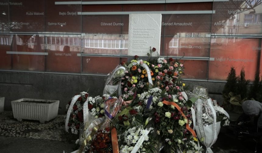 Saraybosna'daki pazar yeri katliamı kurbanları 29. yılında törenle anıldı