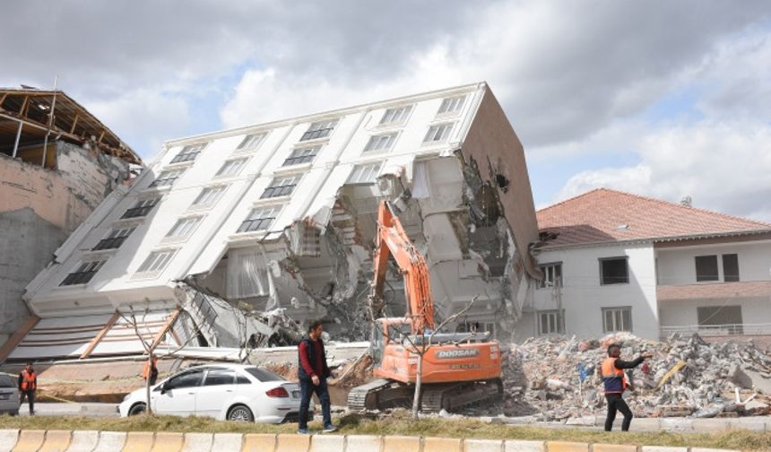 Yavuz Selim Mahallesi&#039;nde bulunan Kaya Apartmanı ise yapıda hasar gözükmemesine rağmen temelden koparak arkasındaki binaların üstüne devrilmesiyle dikkati çekiyor.

Tek parça halinde yan yatan ve camları dahi kırılmayan yapının Tokat Valiliği İl Özel İdaresi ekiplerince yıkımına başlandı.