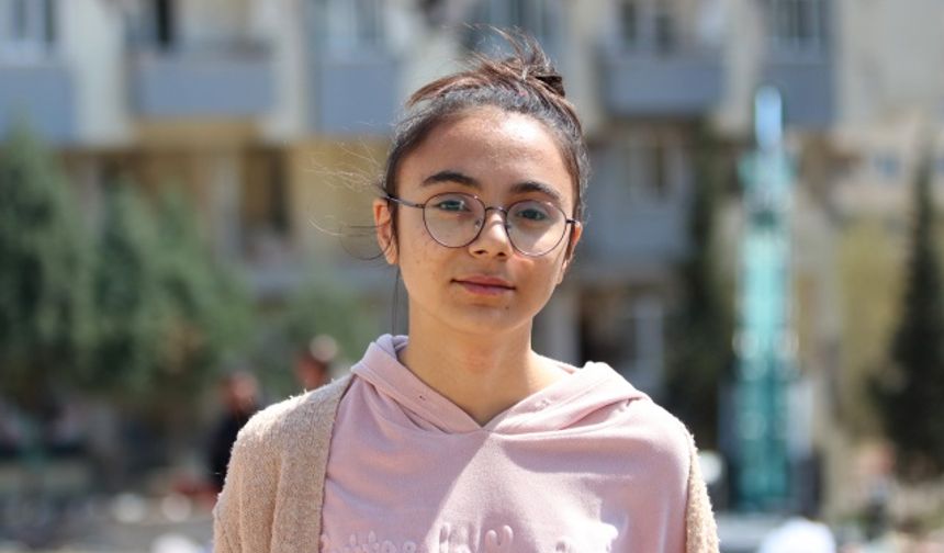 Kahramanmaraş&#039;ta 6 Şubat&#039;taki depremlerde en çok can kaybının yaşandığı yerlerden Ebrar Sitesi&#039;nde yıkılan binaların enkazının kaldırılması tamamlandı.

Kahramanmaraş merkezli depremlerde Ebrar Sitesi&#039;nde yıkılan binaların enkaz alanında, belediye ve Devlet Su İşleri (DSİ) ekipleri çalışma yaptı.

Ankara&#039;dan gelen Toplu Kuvvet Birlik Amirliği ekiplerince güvenlik önlemlerinin alındığı siteden çıkan molozlar, kamyonlarla belirlenen enkaz döküm alanlarına götürüldü.