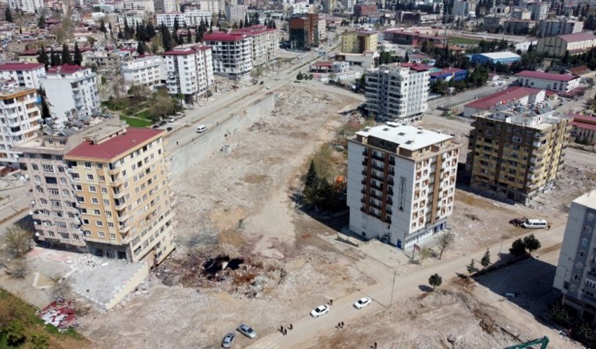 Sitede 69 yakınını kaybeden 14 yaşındaki Zehra Tuzcu, AA muhabirine, yıkılan binaların önünden geçtiği zaman kendisini çok kötü hissettiğini ve duygulandığını söyledi.