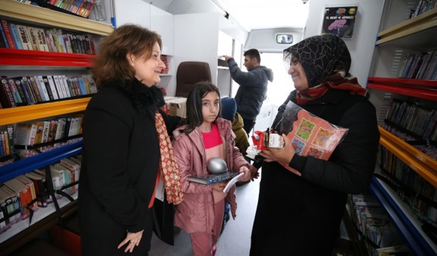 Kırklareli'nde depremzede çocuklara kitap dağıtıldı