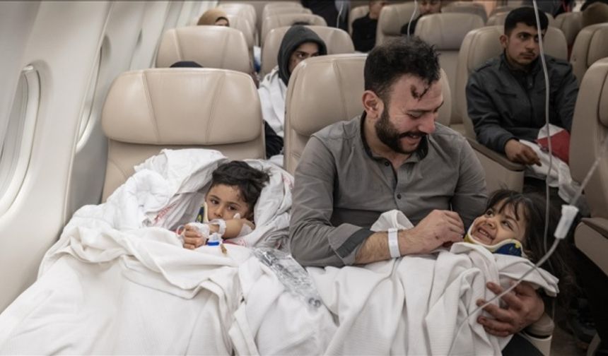 Cumhurbaşkanlığına ait TUR uçağı deprem bölgesinden 52 yaralıyı Ankara'ya nakletti