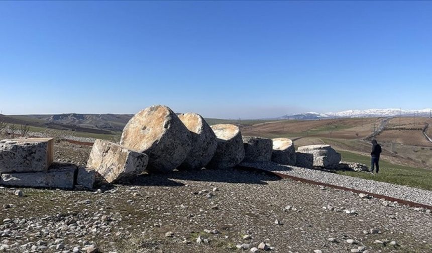Deprem, Adıyaman'daki tarihi tümülüsteki sütunu da devirdi