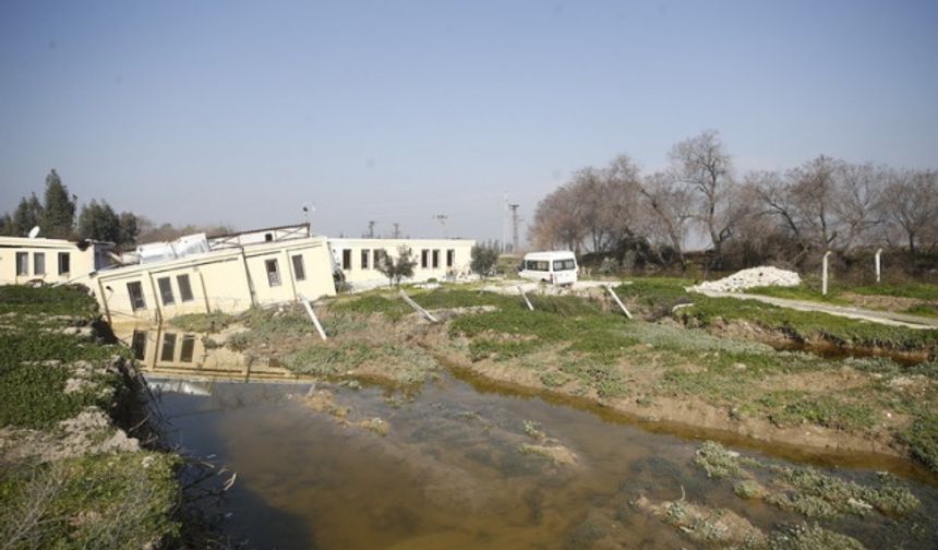 Hatay&#039;da, Asi Nehri&#039;nin kıyısında bulunan evleri deprem nedeniyle yıkılan ve oluşan yarıklara su dolması nedeniyle bahçelerinden çıkamayan 3 kişilik Genco ailesi, köpeklerinin yol göstermesiyle güvenli bölgeye ulaştı.

Kahramanmaraş merkezli depremlerde büyük hasar gören Antakya ilçesine bağlı kırsal Demirköprü Mahallesi&#039;nde, Kenan (48) ve eşi Ayşe Genco (47) ve oğulları Ahmet Genco&#039;nun yaşadığı tek katlı ev yıkıldı.

Kendi imkanlarıyla enkazdan çıkan aile bireyleri, devpremde evlerinin etrafında oluşan çok sayıda yarığa su dolması nedeniyle güvenli alana geçemedi.

Genco ailesi, &quot;canını kurtarsın&quot; diye zincirlerini çözdüğü köpekleri &quot;Çilek&quot;in yol göstermesiyle güvenli bölge olan 500 metre uzaklıktaki mahalle okulunun bahçesine ulaştı.