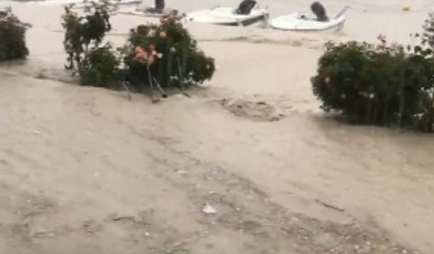 BALIKESİR&#039;in Marmara ilçesinde akşam saatlerinde etkili olan sağanak yağış ve fırtına, yaşamı olumsuz etkiledi. Fırtına ağaçları devirirken, bir çok ev ve işyerini ise su bastı. Marmara ilçesinde akşam satlerinde başlayan dolu yağışı, yerini sağanak yağmura bıraktı. Özellikle Avşa, Saraylar ve Ekinlik Mahalleri&#039;nde etkili olan sağanak, cadde ve sokaklarda işyerlerinin, mahallerde ise bir çok evi sular altında kaldı. Marmara Adalar Belediyesi Başkanı Süleyman Aksoy, &quot;Yağışlar 45 dakika sürdü. Bayağı zarar verdi. Saraylar, Ekinlik ve Avşa Adası&#039;nda bazı evler sular altında kaldı. Yollar da bozuldu. Uzun süredir böyle bir yağış görmedik&quot; dedi. Bu arada, Saraylar&#039;da fırtına nedeniyle bazı ağaçların yıkıldığı öğrenildi.