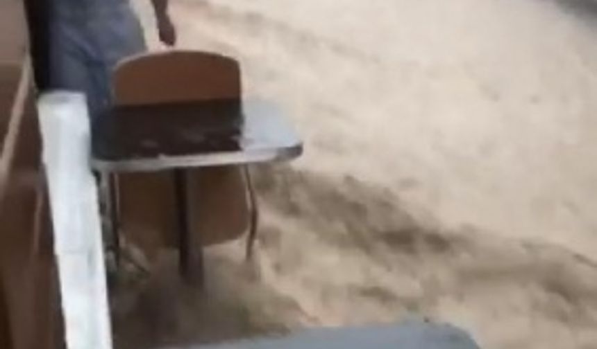 BALIKESİR&#039;in Marmara ilçesinde akşam saatlerinde etkili olan sağanak yağış ve fırtına, yaşamı olumsuz etkiledi. Fırtına ağaçları devirirken, bir çok ev ve işyerini ise su bastı. Marmara ilçesinde akşam satlerinde başlayan dolu yağışı, yerini sağanak yağmura bıraktı. Özellikle Avşa, Saraylar ve Ekinlik Mahalleri&#039;nde etkili olan sağanak, cadde ve sokaklarda işyerlerinin, mahallerde ise bir çok evi sular altında kaldı. Marmara Adalar Belediyesi Başkanı Süleyman Aksoy, &quot;Yağışlar 45 dakika sürdü. Bayağı zarar verdi. Saraylar, Ekinlik ve Avşa Adası&#039;nda bazı evler sular altında kaldı. Yollar da bozuldu. Uzun süredir böyle bir yağış görmedik&quot; dedi. Bu arada, Saraylar&#039;da fırtına nedeniyle bazı ağaçların yıkıldığı öğrenildi.