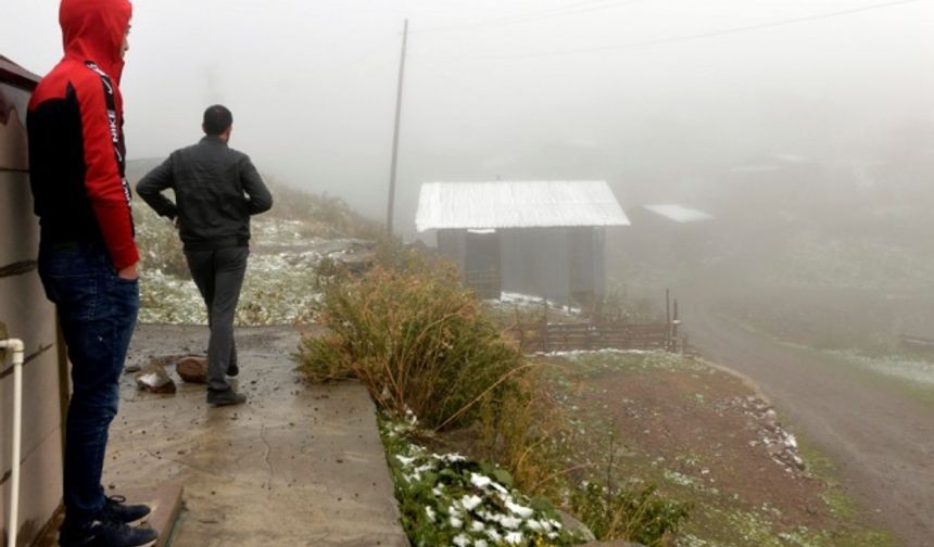 Ardahan&#039;ın yüksek kesimlerine mevsimin ilk karı düştü. Kentte gün içinde etkisini gösteren soğuk hava, akşam saatlerinde yüksek kesimlerde yerini kar yağışına bıraktı.