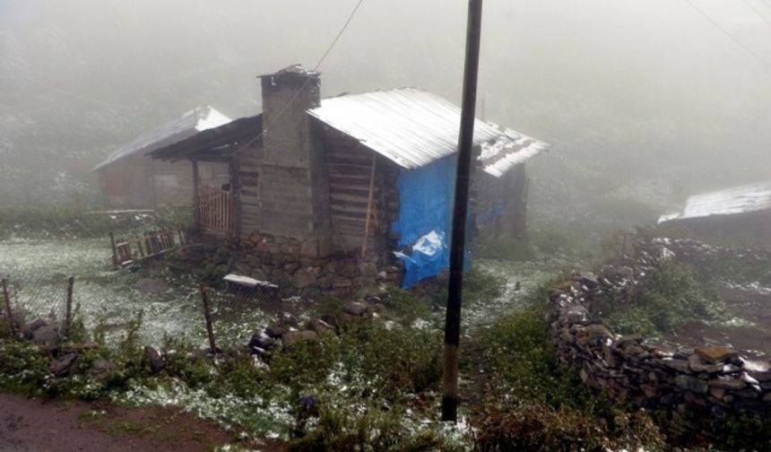 Ardahan&#039;ın yüksek kesimlerine mevsimin ilk karı düştü. Kentte gün içinde etkisini gösteren soğuk hava, akşam saatlerinde yüksek kesimlerde yerini kar yağışına bıraktı.