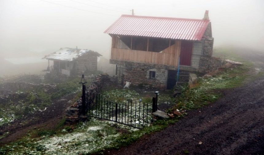 Ardahan&#039;ın yüksek kesimlerine mevsimin ilk karı düştü. Kentte gün içinde etkisini gösteren soğuk hava, akşam saatlerinde yüksek kesimlerde yerini kar yağışına bıraktı.