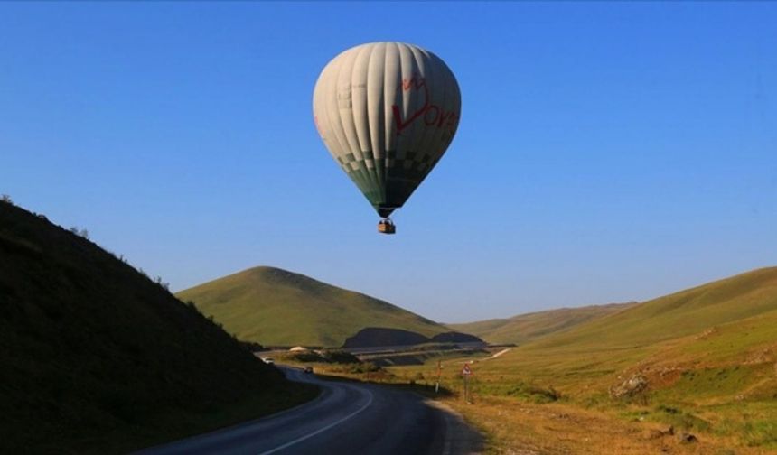 Ordu&#039;nun menderesleriyle ünlü Perşembe Yaylası&#039;nda sıcak hava balonu deneme uçuşu gerçekleştirildi.Büyükşehir Belediyesinden yapılan yazılı açıklamaya göre, Büyükşehir Belediye Başkanı Mehmet Hilmi Güler kentin marka değerini artırmak ve turizmi 12 aya yaymak adına başlattığı hamleler artarak devam ediyor.

Güler geçen yıl yayla turizminde ilk olan, Kapadokya başta olmak üzere birkaç şehirde uygulanan balon turizmini Ordu&#039;ya taşıdı. Büyük yankı uyandırdığı belirtilen deneme çalışmaları bu yıl da sürdürülüyor.