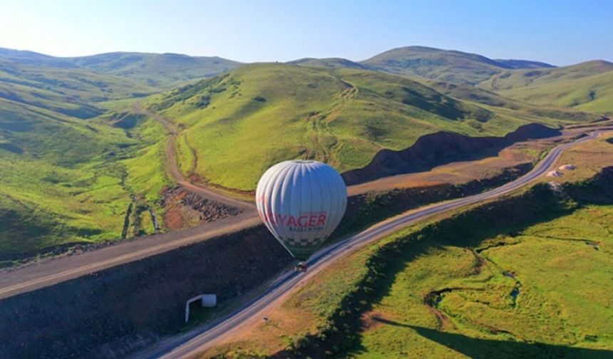 Çalışmalar kapsamında, Aybastı ilçesindeki 1500 rakımlı Perşembe Yaylası&#039;ndaki menderesler üzerinde deneme uçuşu gerçekleştirildi. Sıcak hava balonu, mendereslerin üzerinde tur atarak görsel şölen sundu.

Açıklamada değerlendirmesine yer verilen Büyükşehir Belediyesi Başkan Danışmanı Asım Suyabatmaz, söz konusu çalışmanın bölge turizmine önemli katkılar sunacağını belirtti.